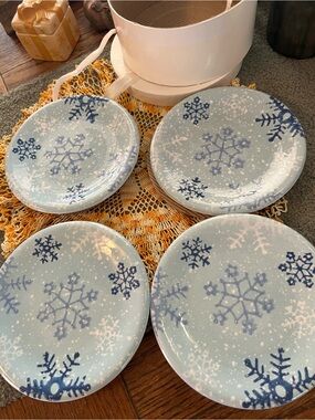 RARE NOS NIB “Winter Frost” Lot 4 Round Gift Box Snowflake Thick Salad Plates